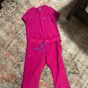 Figs scrubs. Top is Large and bottoms are XL. Color is raspberry sorbet